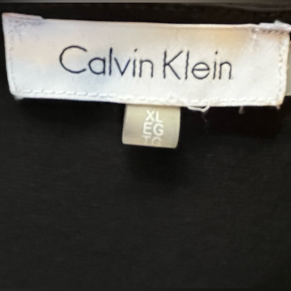 Extra large Calvin Klein women’s blouse with a gold chain accent. - Picture 3 of 4